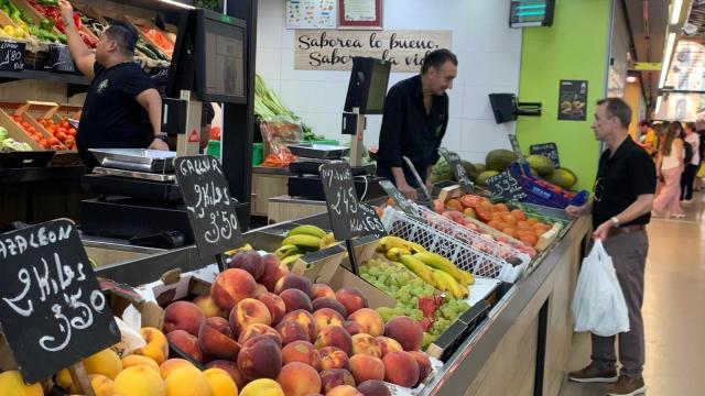 Uno de los puestos del Mercado Central adheridos al programa Volveremos, este viernes