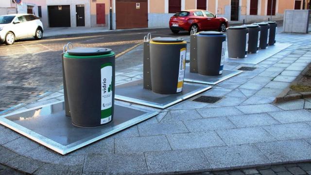 Nuevos contenedores soterrados en la Plaza de la Laguna