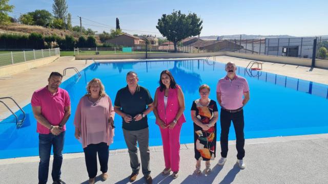 El presidente de la Diputación de Zamora, Javier Faúndez, visita las piscinas de La Bóveda de Toro