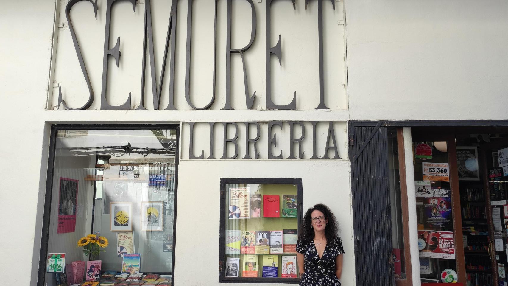 Judith Pino, dueña de la librería Semuret en la puerta de su negocio