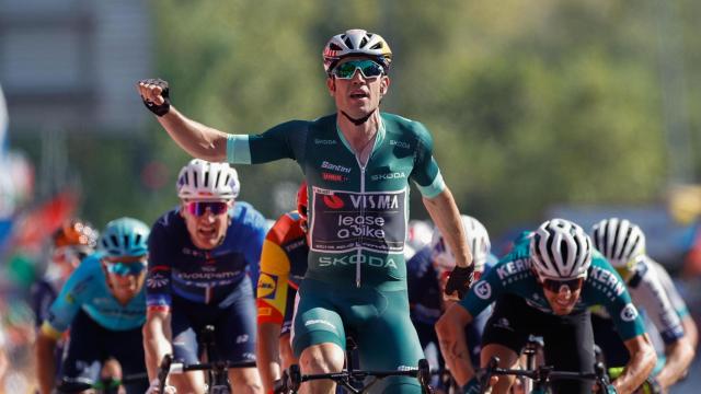 Van Aert celebra su segundo triunfo de etapa en La Vuelta 2024 con final en Córdoba.