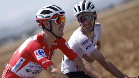 Ben O'Connor, en actitud sonriente durante La Vuelta 2024 con el maillot de líder.