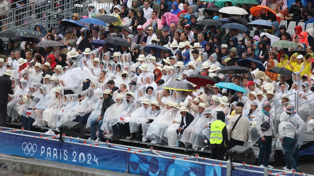 Espectadores durante la ceremonia inaugural de los JJOO de París 2024