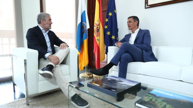 El presidente del Gobierno, Pedro Sánchez, y el de Canarias, Fernando Clavijo, durante su reunión de este viernes.