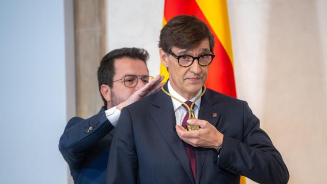 Illa, durante su toma de posesión como president de la Generalitat, con Pere Aragonès.