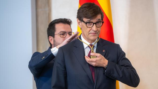 Illa, durante su toma de posesión como president de la Generalitat, con Pere Aragonès.