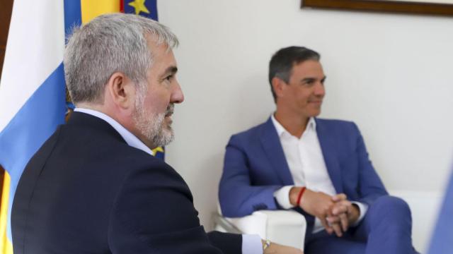 Fernando Clavijo, presidente de Canarias, reunido con Pedro Sánchez, presidente del Gobierno, este viernes en La Palma.