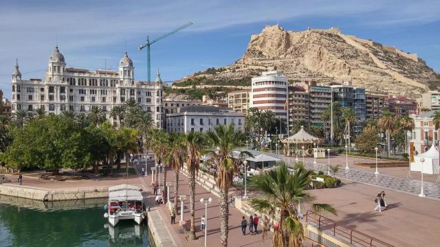 Al fondo, el castillo de Santa Bárbara de Alicante.