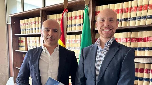 El secretario general de Transformación Digital y Ciberseguridad de la Junta de Extremadura, Juan Carlos Preciado, junto con Antonio Fernández, responsable del  grupo de Investigación EMTURIN, autor del informe.