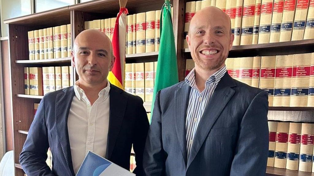 El secretario general de Transformación Digital y Ciberseguridad de la Junta de Extremadura, Juan Carlos Preciado, junto con Antonio Fernández, responsable del  grupo de Investigación EMTURIN, autor del informe.