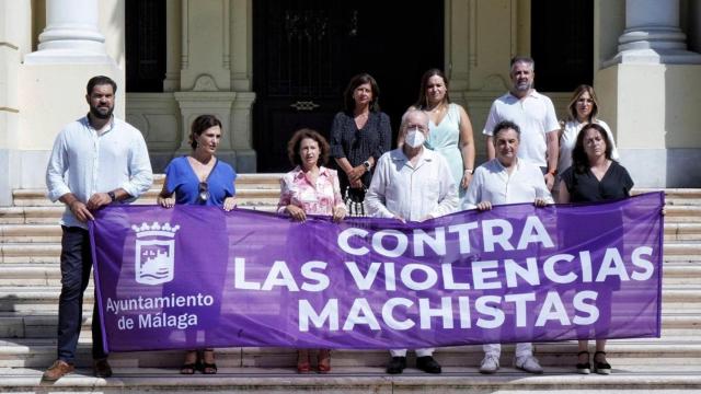 Imagen de Francisco de la Torre con mascarilla en los dos minutos de silencio guardados a las puertas del Ayuntamiento de Málaga.