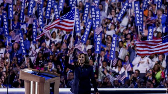 Kamala Harris tras su discurso este jueves en Chicago.