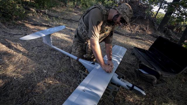 El técnico de drones ensambla las piezas del FlyEye antes de lanzarlo en una misión de reconocimiento en el frente de combate de Bakhmut