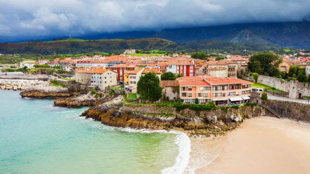 Vista aérea de la playa de Llanes.