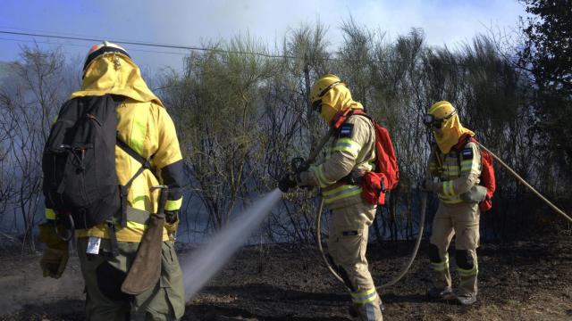 Varios bomberos tratan de apagar el fuego en San Cristovo de Cea.