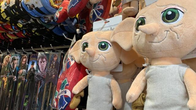 Peluches de Dobby, el elfo doméstico, en la nueva tienda de Harry Potter