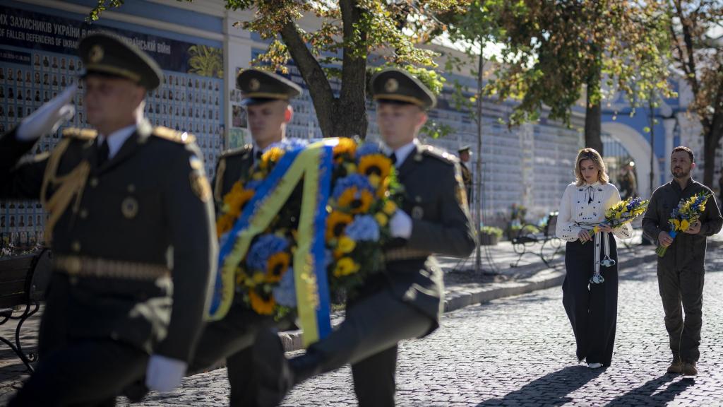 El presidente de Ucrania, Volodímir Zelenski, y su esposa Olena depositan flores en el Muro de la Memoria de los Defensores Caídos de Ucrania en Kiev este sábado.