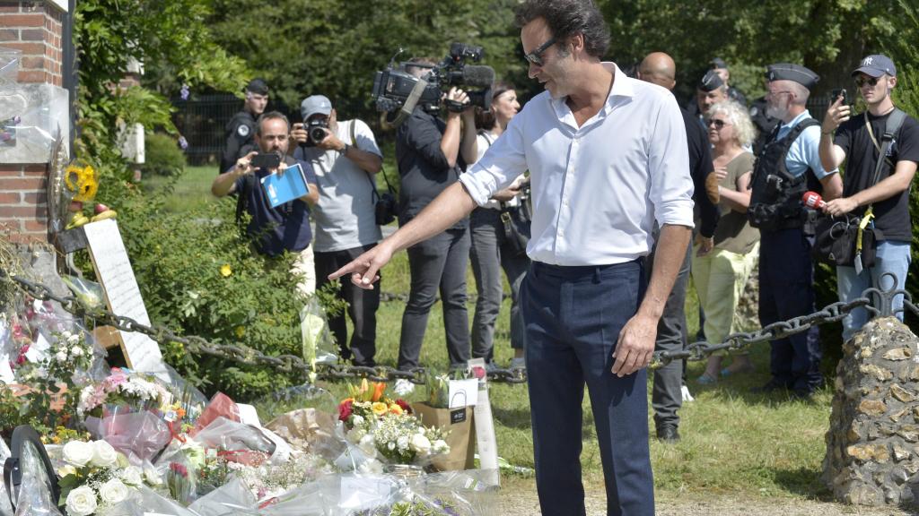 Anthony, señalando las flores y los gestos de cariño que los fans de Delon le han dedicado.