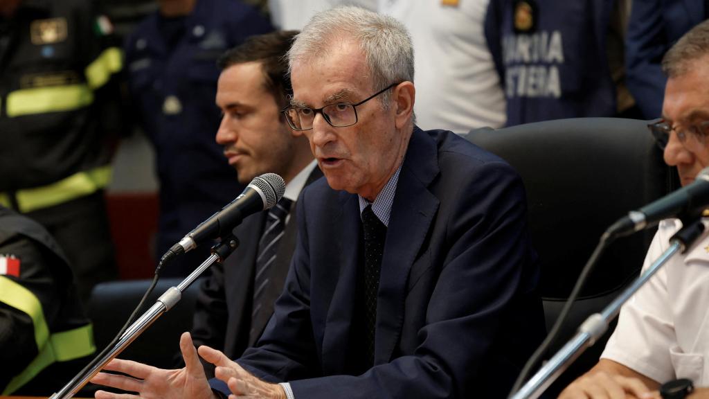 El jefe de la fiscalía de Termini Imerese, Ambrogio Cartosio, celebra una conferencia de prensa para compartir detalles sobre la investigación en el tribunal de Termini Imerese, cerca de Palermo, Italia, el 24 de agosto de 2024.