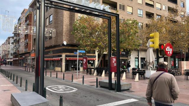 Portal de entrada de la calle Delicias, en Zaragoza