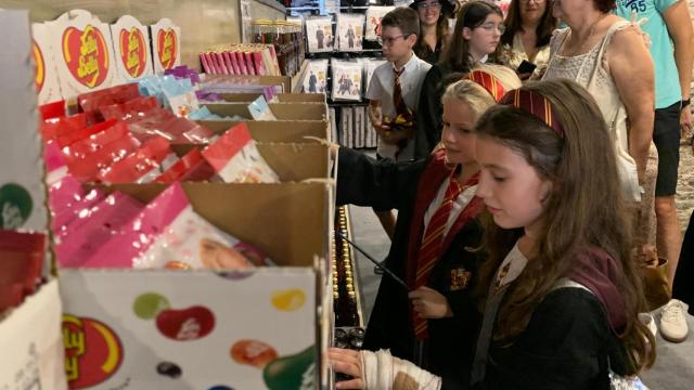 Dos niñas, vestidas con uniformes de Gryffindor, en la nueva tienda de Harry Potter de Zaragoza