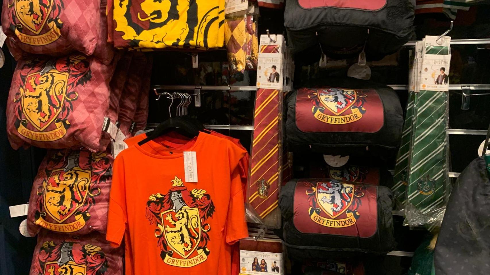 Productos a la venta en la nueva tienda de Harry Potter en Zaragoza