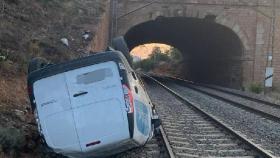 Furgoneta en las vías del tren