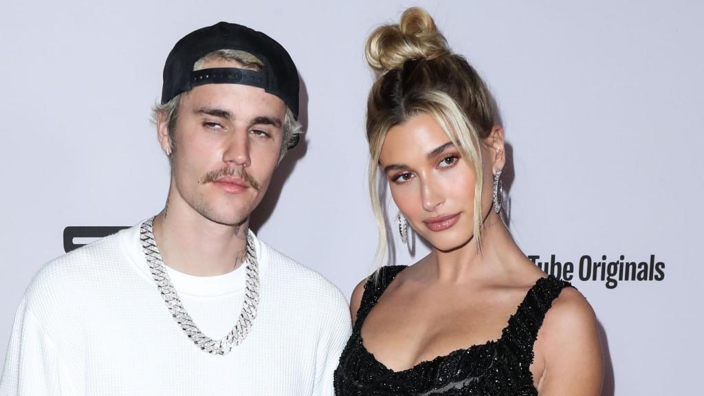 Justin Bieber y Hailey Baldwin en un acto público en enero de 2020, en Westwood.