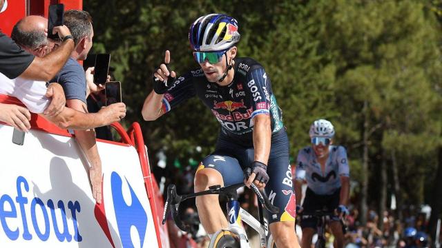 Roglic celebra su victoria en Cazorla.