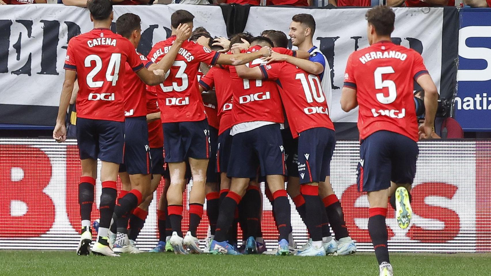 Los jugadores de Osasuna celebran el gol de Rubén García.