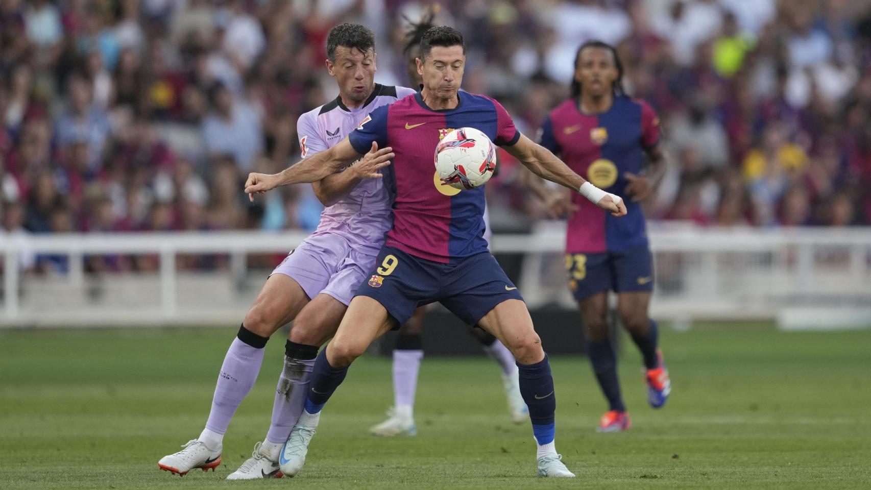 Lewandowski, con el balón ante la presión de Vesga.