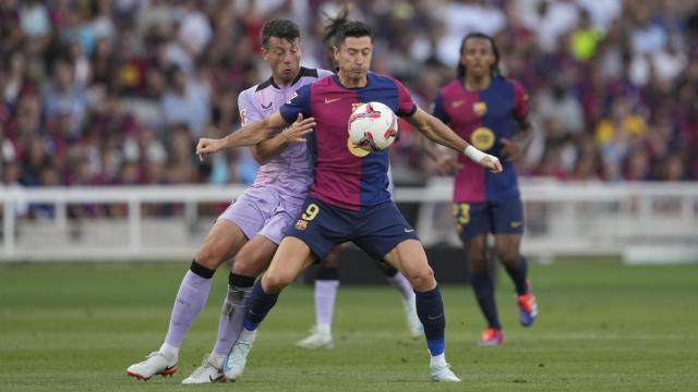 Lewandowski, con el balón ante la presión de Vesga.