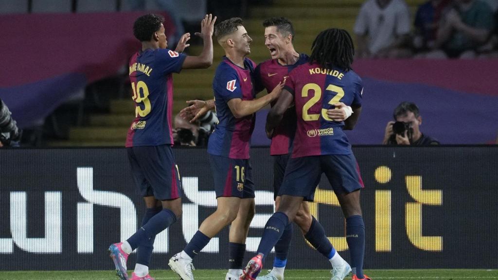 Lewandowski celebra junto a sus compañero el gol anotado ante el Athletic.