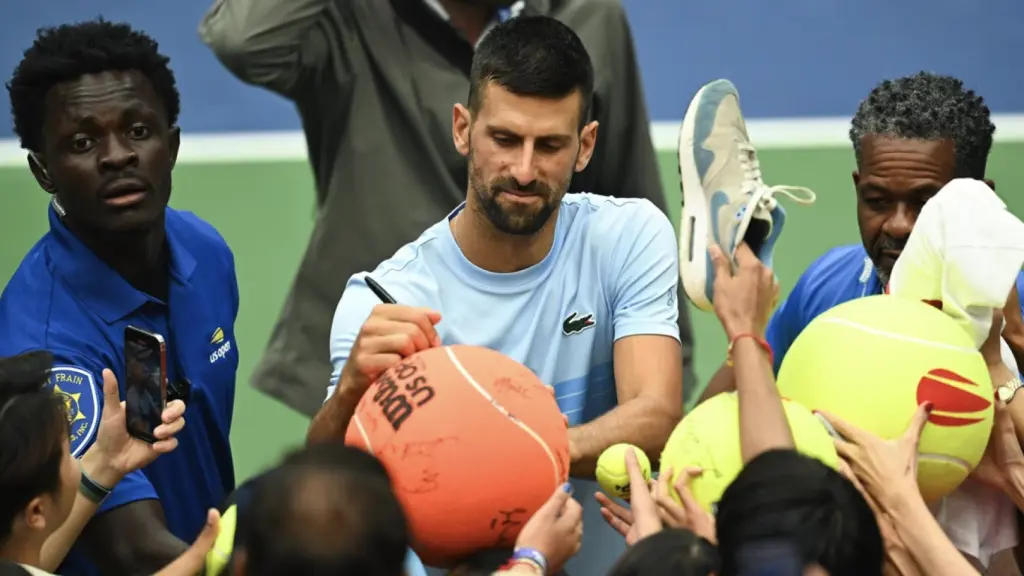 Novak Djokovic firma autógrafos en el US Open