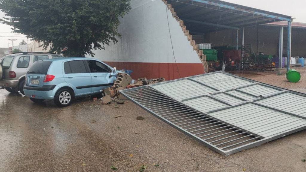 Daños en las instalaciones de la Cooperativa Castijorge de Graja de Iniesta a consecuencia de una tormenta. Foto: Asaja.