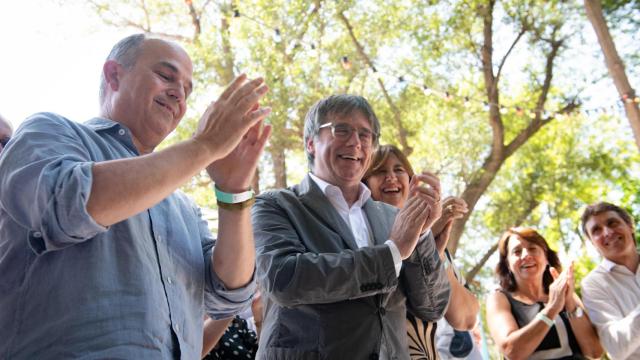 El secretario general de Junts, Jordi Turull, el expresidente de la Generalitat de Catalunya, Carles Puigdemont, y la presidenta de Junts, Laura Borràs, en el cuarto aniversario de la fundación de Junts.