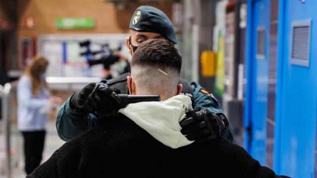 Un agente de la Guardia Civil cachea a un joven en un control para prevenir la violencia entre bandas juveniles en febrero de 2022.