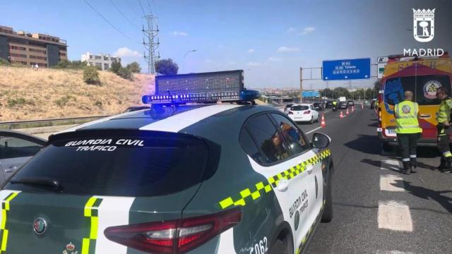 Un vehículo de la Guardia Civil y una ambulancia del Samur-PC en el lugar del atropello, en la M-40, este sábado.