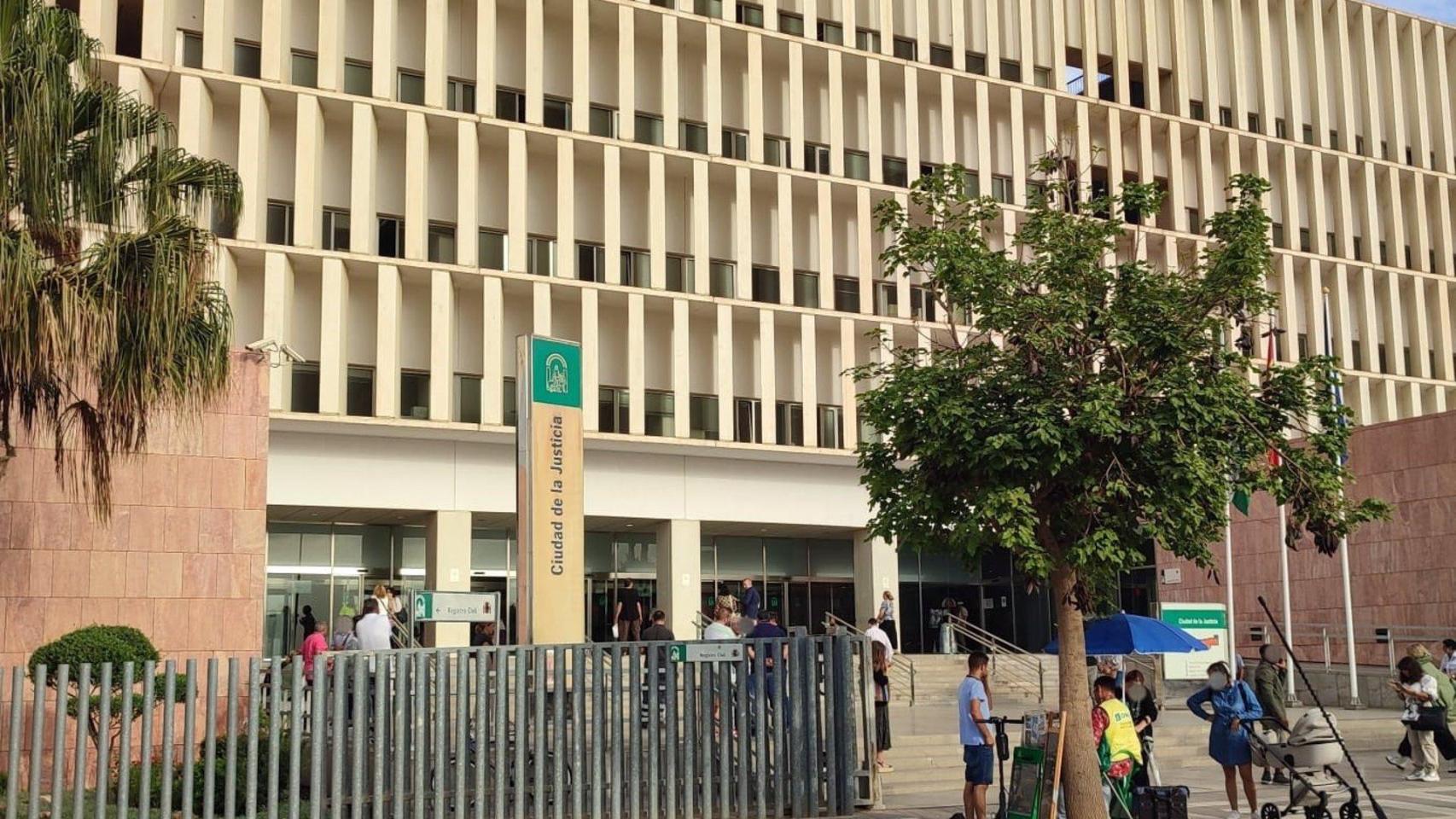 El Fiscal pide 12 años de cárcel para unos padres que sometían a baños de agua a 45 grados a su hija: "¡Bebé se quema!"