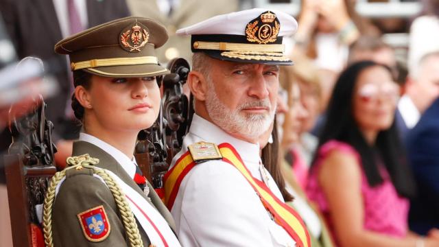 El Rey, con uniforme de la Armada, y Leonor el pasado mes de julio en la Escuela Naval de Marín.