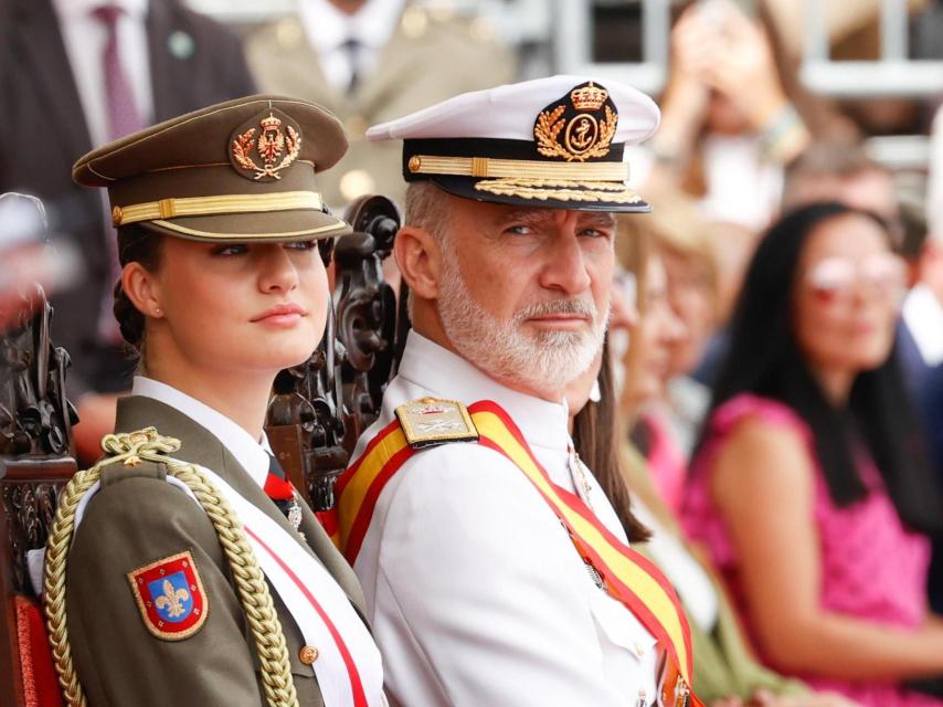 El Rey, con uniforme de la Armada, y Leonor el pasado mes de agosto en la Escuela Naval de Marín.