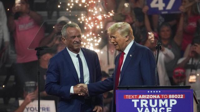 Donald Trump estrecha la mano a Robert F. Kennedy Jr., durante un acto de campaña en  Glendale (Arizona).