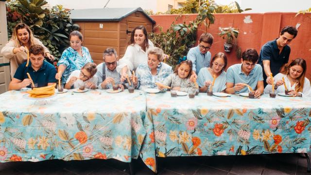 Lourdes Álvarez en una foto familiar con su marido y sus 11 hijos.