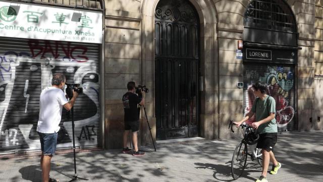 Fachada del edificio en Barcelona, donde una mujer fue agredida este domingo por su pareja.