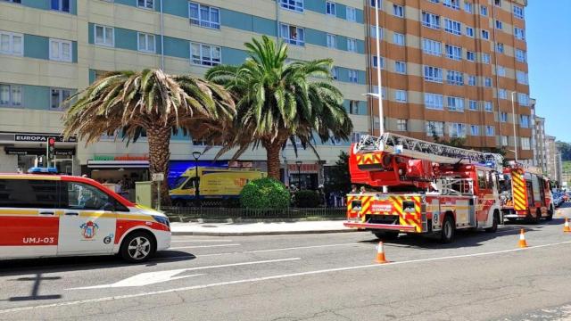 Bomberos de A Coruña en la calle Monasterio de Caaveiro