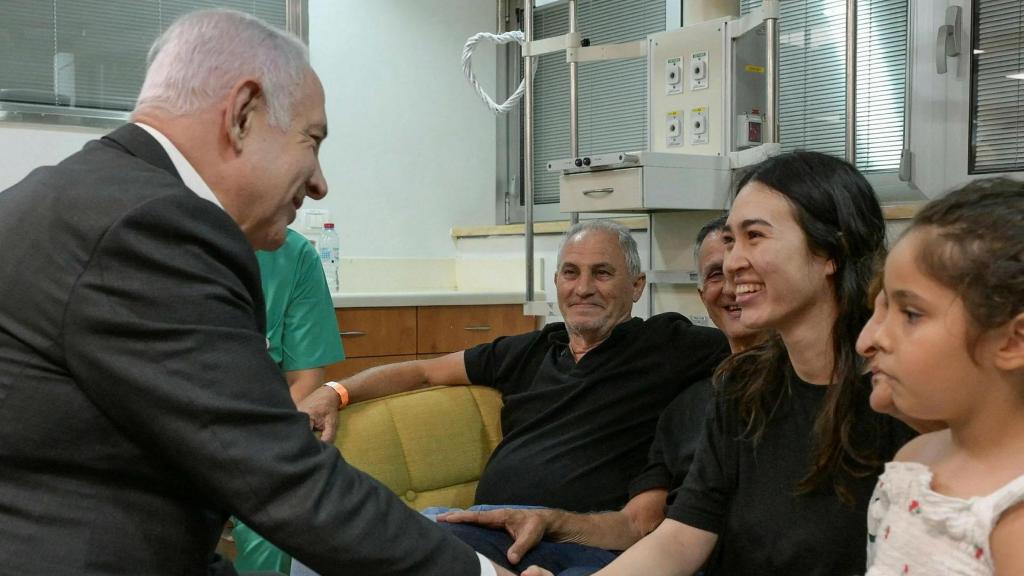 El primer ministro, Benjamin Netanyahu, con la rehén rescatada Noa Argamani, su padre y su familia en el Centro Médico Sheba en Ramat Gan el 8 de junio de 2024.