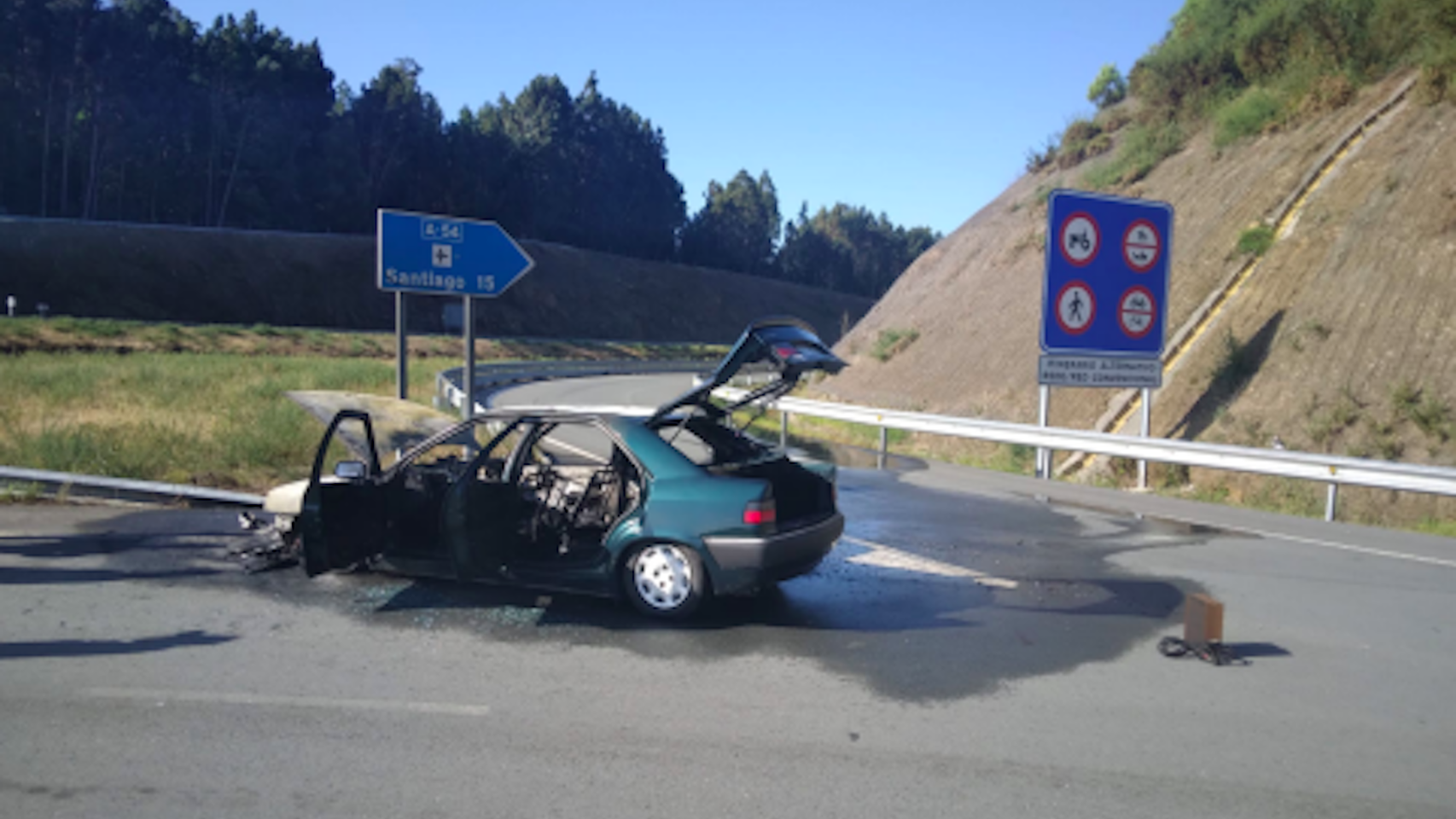 Coche incendiado en O Pedrouzo