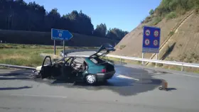 Coche incendiado en O Pedrouzo