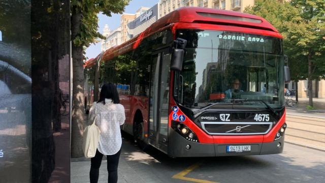 Uno de los buses de Zaragoza, en el paseo de la Independencia