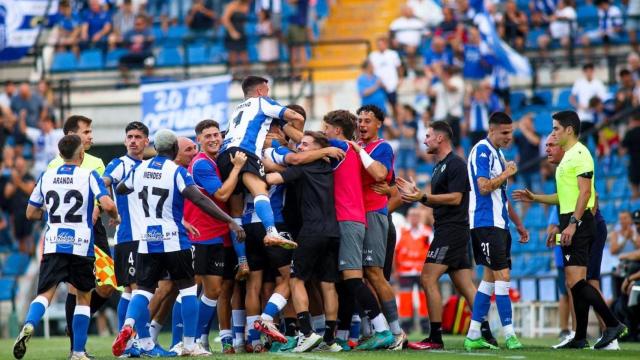 Los jugadores blanquiazules celebran el primer gol ante el Ceuta.